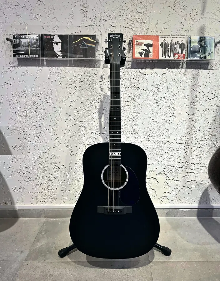Siyah akustik gitar