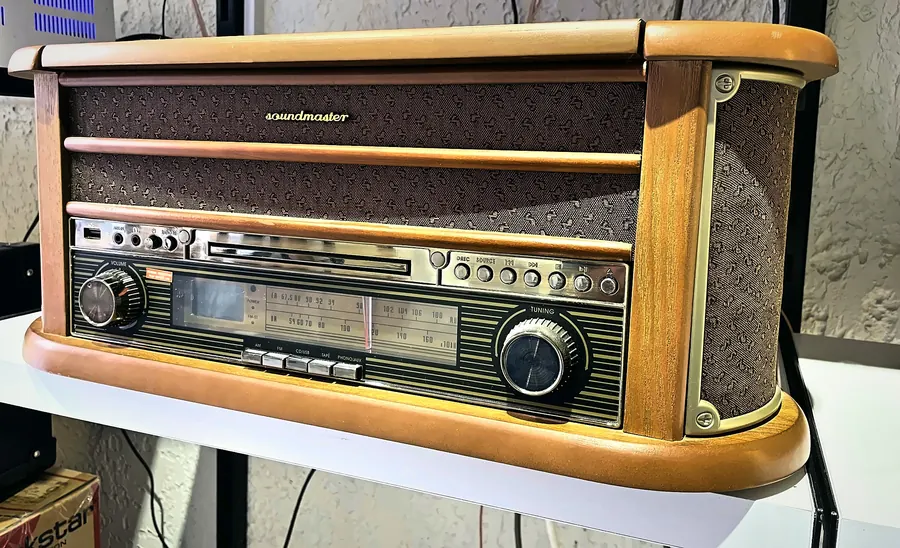 Ahşap kasalı retro müzik seti
